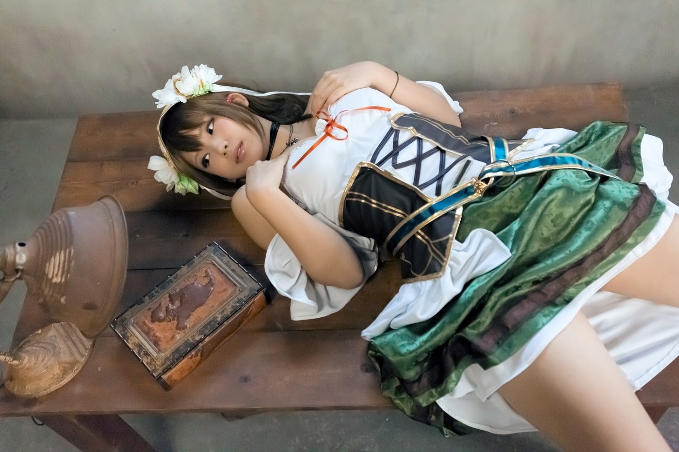 косплей фотография девушка лежит на столе хентай игра Aiyoku_no_Eustia eris_floraria косплеит enako