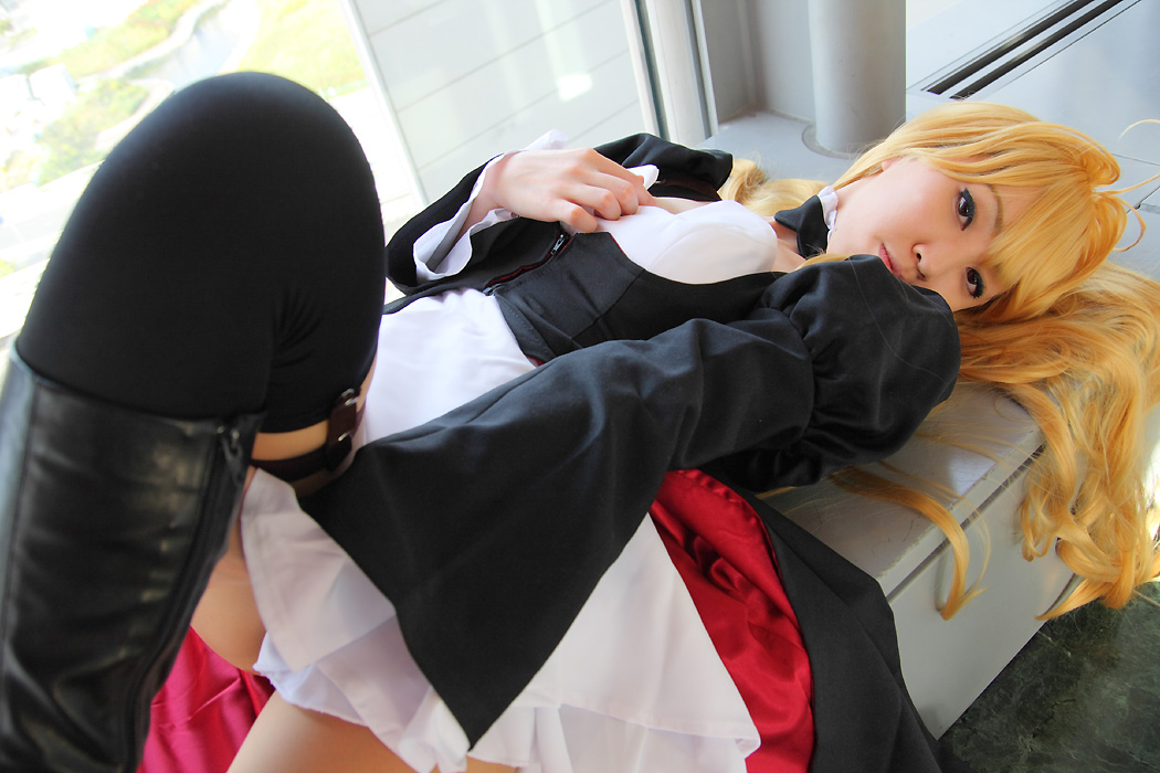 девушка в костюме горничной tsukiumi из аниме sekirei лежит на подоконнике